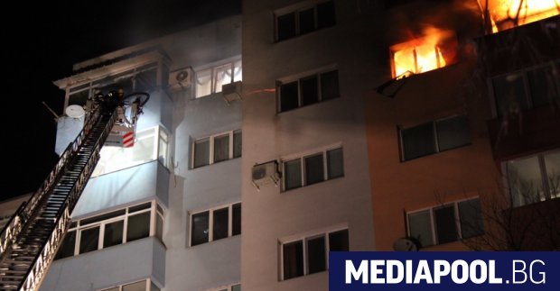 Най малко двама души са загинали при пожара в Благоевград По
