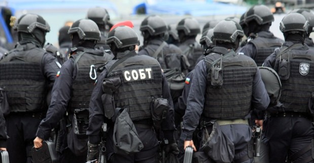 Специализираният отряд за борба с тероризма (СОБТ) издирва въоръжен мъж