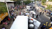 53-ма загинаха в катастрофа на претъпкан с хора камион в Мексико