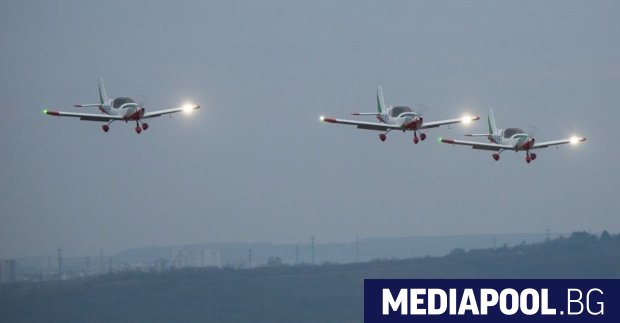 Три от четирите нови самолети Злин (Zlin Z242L) пристигнаха на