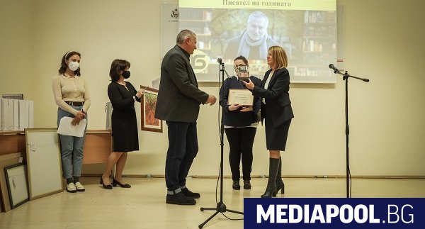 Кметът на София Йорданка Фандъкова връчи наградата Писател на годината