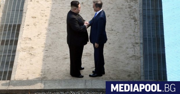 Севернокорейският лидер Ким Чен ун и южнокорейският президент Мун Дже