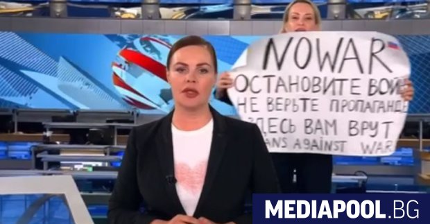 Журналистката която организира антивоенен протест по време на най гледаната новинарска