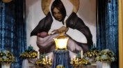 Мадоната от киевското метро: Как снимка на жена с бебе стана икона в храм в Неапол