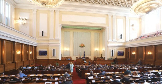 В 19: 10 часа се очаква парламентът да гласува вота