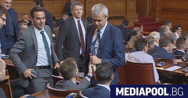 Зам.-председателят на парламента Кристиан Вигенин наказа лидера на Възраждане Костадин