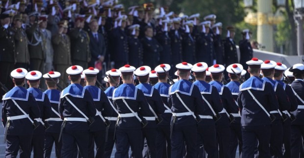 Български гвардейци поведоха за първи път парада за националния празник