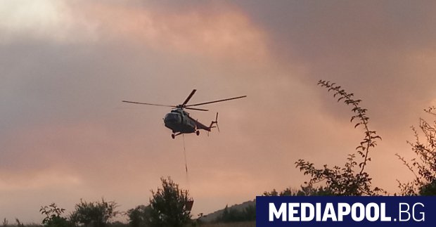 Голям горски пожар бушува втори ден в района на селата