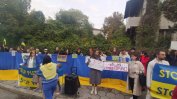 Протест: Червена боя и счупени перални за Путин пред руското посолство в София