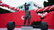 Паметник на щангиста Наим Сюлейманоглу бе открит в Истанбул