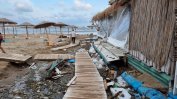 Доброволци и тежка техника помагат за разчистване на плаж Арапя