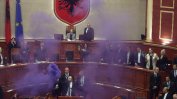 Димки и размирици в албанския парламент