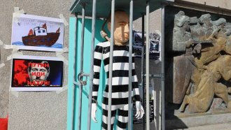 Украински бежанци “затвориха" кукла на Путин в килия пред “Альошата" в Бургас