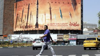 Израелски удар по Иран? Тел Авив не потвърждава, Техеран отрича