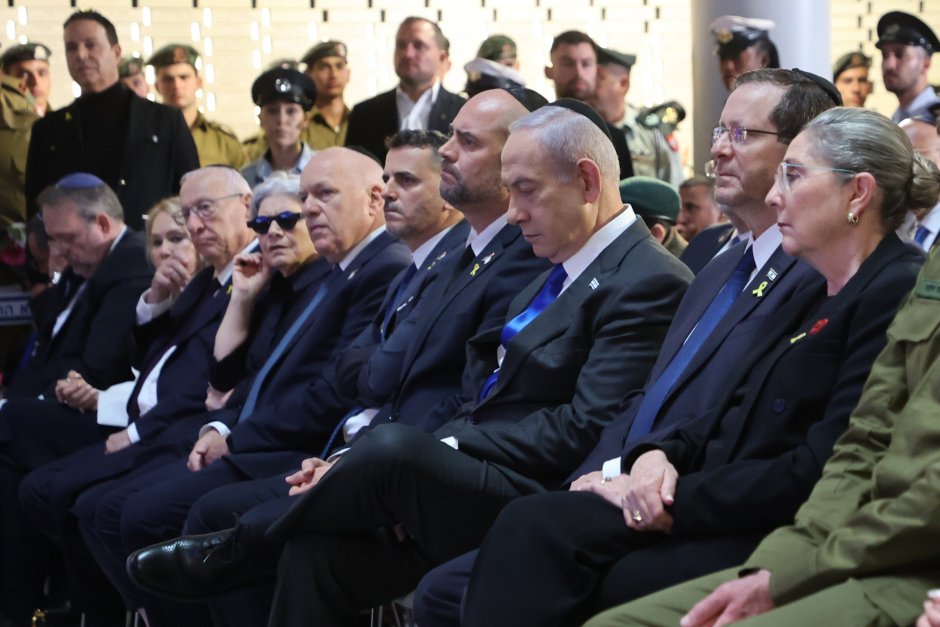 Бенямин Нетаняху (в средата с наведена глава) по време на днешното възпоменание, Сн. ЕПА/БГНЕС