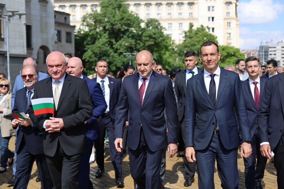 Премиерът Димитър Главчев, президентът Румен Радев и кметът на София Васил Терзиев се включиха в празненствата по случай 24 май. Снимка: БГНЕС