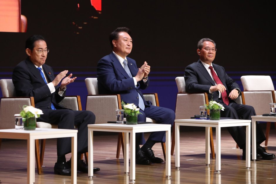 Японският премиер Фумио Кишида, президентът на Южна Корея Юн Сук Йол и китайският премиер Ли Цян по време на тристранната среща в Сеул, Сн. ЕПА/БГНЕС