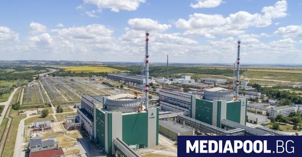 Roues au sommet de la centrale nucléaire de Kozloduy et BEH sur fond de générateur de vapeur fluide