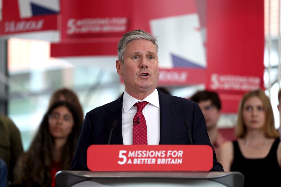 Лидерът на британската лейбъристка партия Киър Стармър по време на среща с избиратели през юли 2023 г. в Гилингам, Кент Сн. ЕПА/БГНЕС