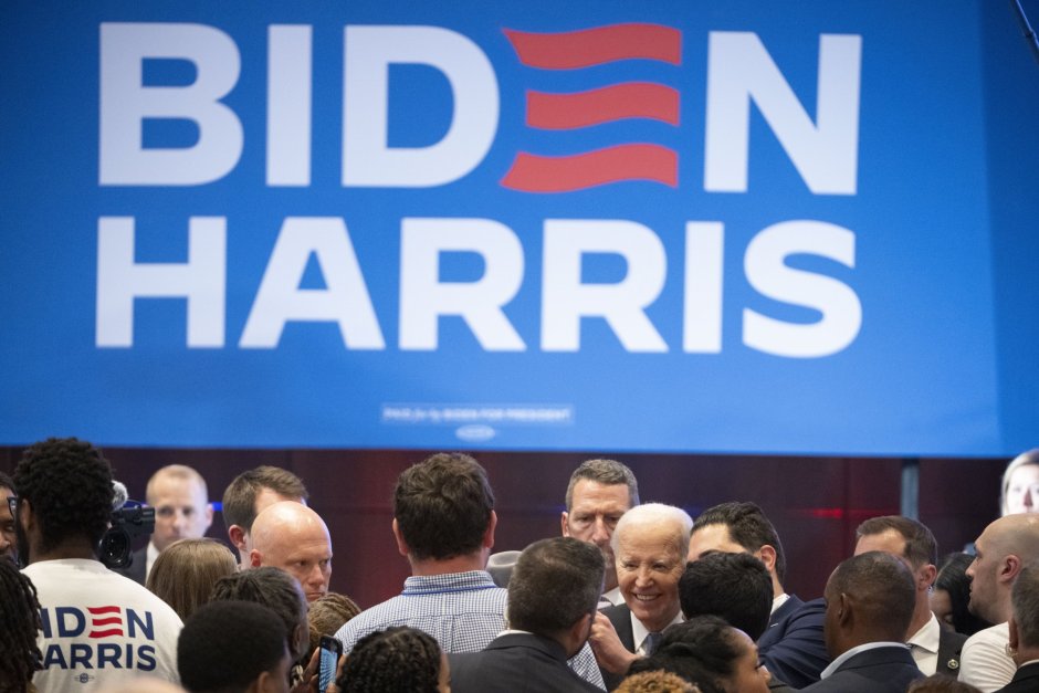 Президентът на САЩ Джо Байдън (в центъра) поздравява привърженици, събрали се да го подкрепят след дебата с кандидата на републиканците Доналд Тръмп по CNN в Атланта, Джорджия, на 27 юни 2024 г. ЕПА/БГНЕС