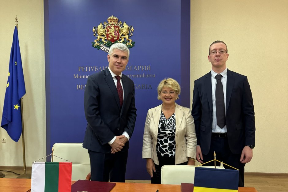 Малинов, румънският посланик и Добинс след подписването на допълнителнот оспоразумение, сн. МЕ 