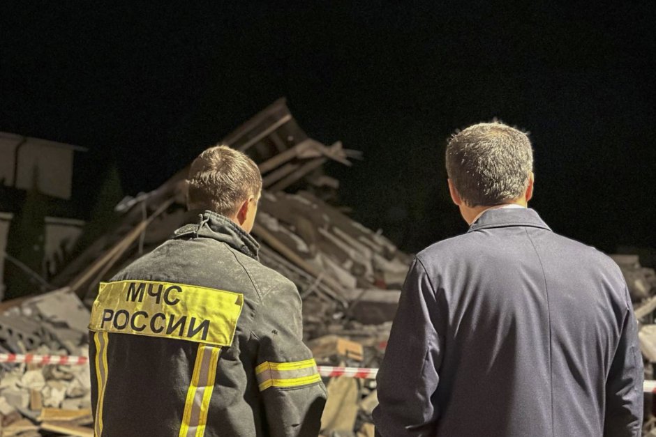 Губернаторът на Белгородска област Вячеслав Гладков е заснел спасител на мястото на разрушена къща след въздушна атака. ЕПА/БГНЕС, архив