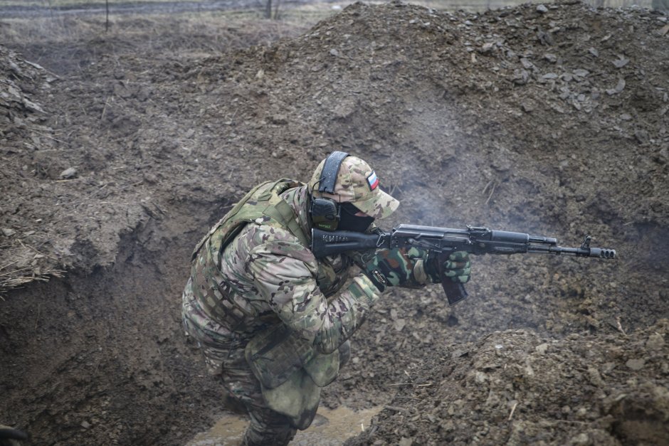 Руски военнослужещ по време на учение край  Донецк, Източна Украйна. ЕПА/БГНЕС