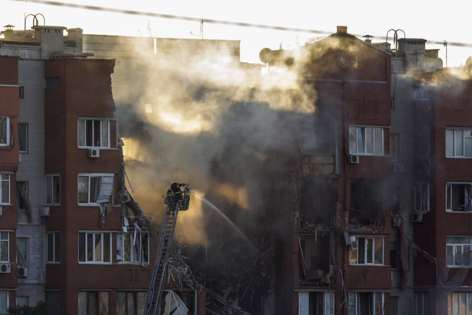 Украински спасители потушават огъня след руския ракетен удар по жилищна сграда в град Днепър. Русия нападна Украйна на 24 февруари 2022 г., поставяйки началото на конфликт довел до смъртта на стотици хиляди, предизвиквайки разрушения и хуманитарна криза. ЕПА/БГНЕС