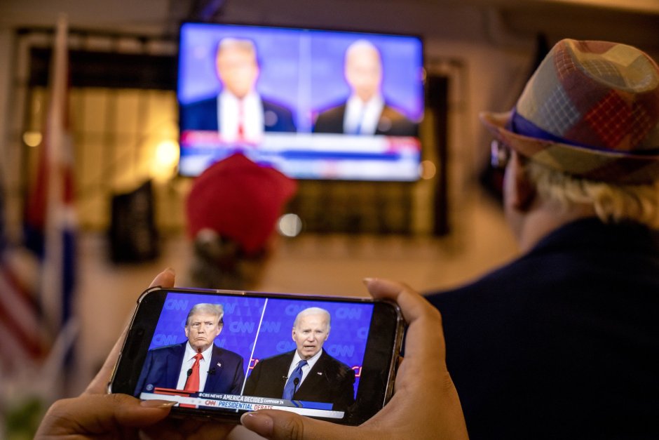 Привърженици на Доналд Тръмп наблюдават телевизионния му дебат с президента Джо Байдън. ЕПА/БГНЕС