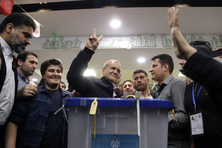 Реформисткият кандидат за президент на Иран Масуд Пезешкиан гласува на предсрочните избори на 28 юни 2024 г. Сн. ЕПА/БГНЕС