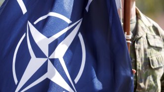 Съюзниците от НАТО обещаха 40 милиарда евро военна помощ за Украйна