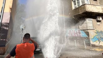 Гейзер с гореща вода изригна в центъра на София