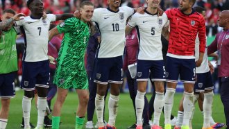 Англия продължава след победа с дузпи над Швейцария