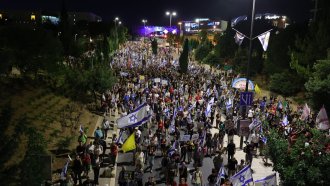 Хиляди израелци трета поредна вечер поискаха оставката на Нетаняху