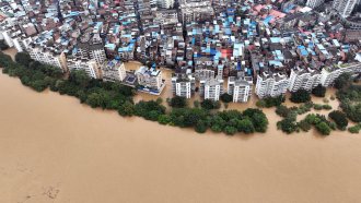 Историческите наводнения в Китай взеха 47 жертви