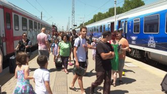 Първият влак с модернизирани немски вагони пристигна тържествено в Бургас с 6 минути закъснение
