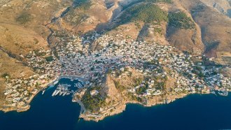 13 души са арестувани след като фойерверки от яхта подпалват горски пожар на гръцки остров