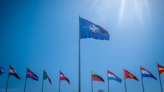 Срещата на НАТО: Kooрдинирана помощ за Украйна, нов генерален секретар и общ стандат за боеприпаси