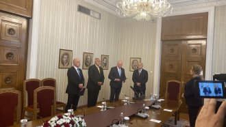 Борисов извади партиен кабинет с премиер Росен Желязков и очаква "трикове" за гласуването му