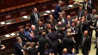 Италиански депутат бе изведен с инвалидна количка след бой в парламента