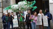Протест със змей: Липсата на депозитна система разхищава милиард пластмасови бутилки годишно