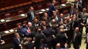 Италиански депутат бе изведен с инвалидна количка след бой в парламента