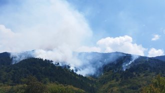 Продължава гасенето на пожара в планината Славянка