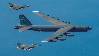 НАТО засилва източния фланг. Два бомбардировача Б-52 кацнаха в Румъния