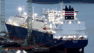 Русия тайно е купила повече от 50 газови танкера за нов "сенчест флот"