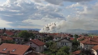 Взривове и пожар в складове за фойерверки край Елин Пелин, има двама тежко пострадали