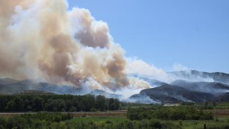 Продължава борбата с пожарите