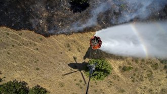 Пожарникари и хеликоптери поемат от Воден към стихията на границата с Гърция