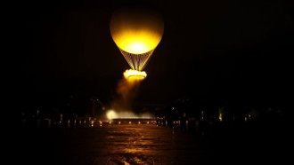 Уникално шоу с 30-метров огнен балон в небето и танци по мостовете и брега на Сена откри Олимпиадата