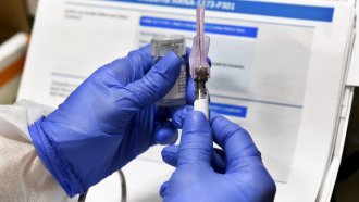 Британският регулатор позволи обновената ваксина срещу КОВИД-19 на "Пфайзер" и "Бионтех" срещу подварианта JN.1